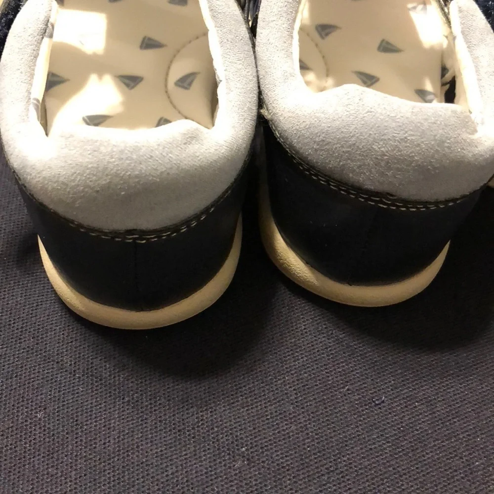 Born blue boys shoes size 8 NWT ..